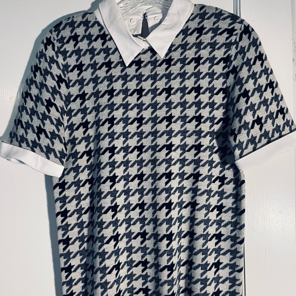 Alice and Olivia houndstooth sweater w/removable collar. Size LG, fits as M.